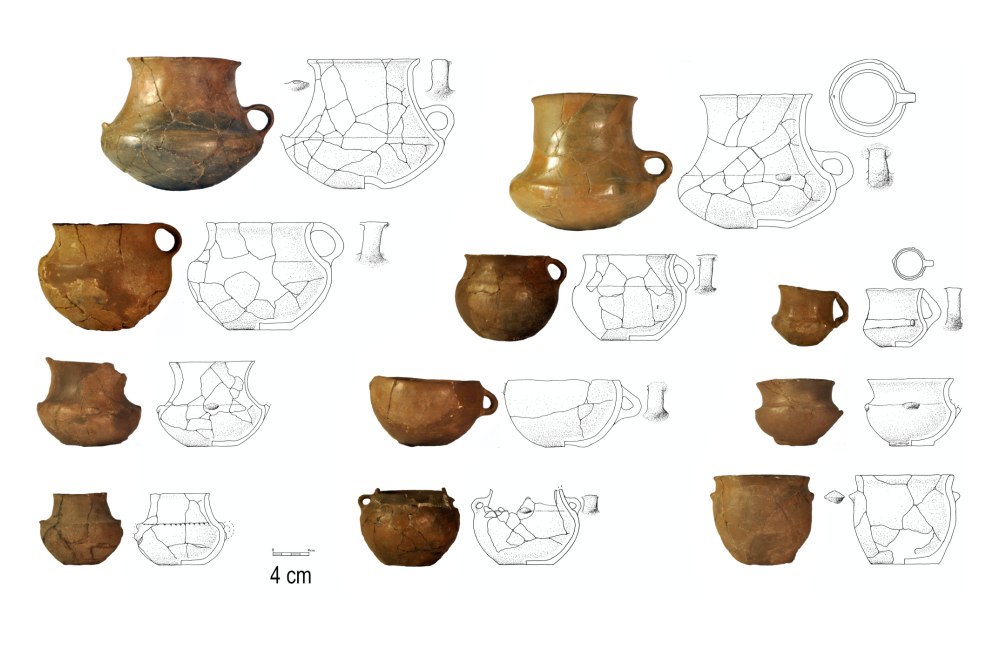 Výběr keramických nádob nalezených na hradišti.
