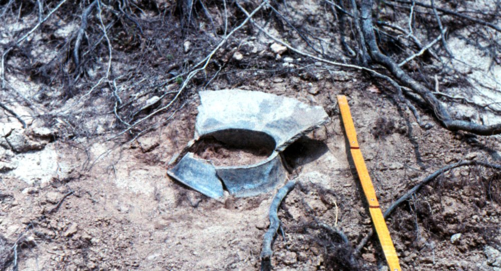 Horní část velké amfory štítarské kultury (10. – 9. stol. př. Kr.) náhodně nalezené na břehu pod hradištěm po poklesu hladiny Orlické přehrady. Dokumentace L. Smejtka.