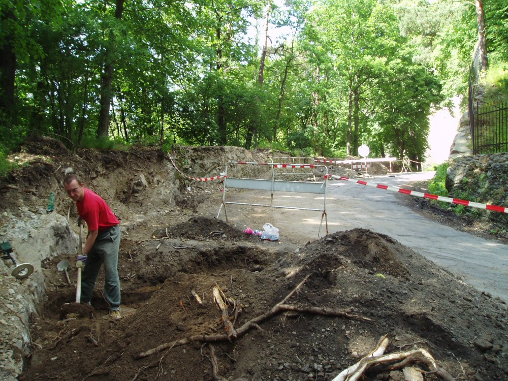 Výzkum Husitského muzea v Táboře v Táborské ulici v roce 2006. Ulice proťala suťový kužel pravěkého výšinného sídliště. Foto O. Chvojka.