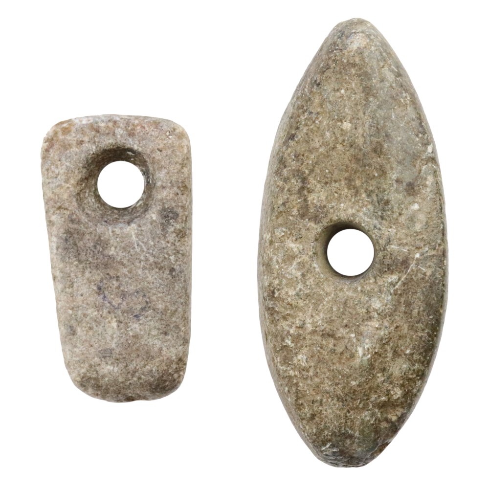 Výběr miniatur broušené kamenné industrie. Foto D. Hlásek.