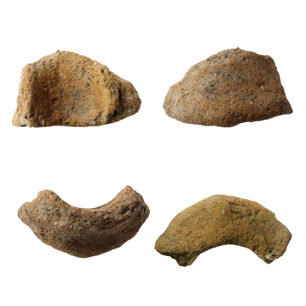 Fragment keramického nákončí měchu (dyzny). Doklad metalurgické činnosti na lokalitě.